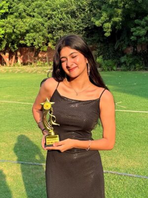 Aradhya Singh Instagram - Face Card never declines 🖤🪩✨

#freshersparty #black