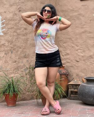 Archi Sharma Instagram - Holi 2025 🌈 🏳️🌈 #curvyarchi #holi #trending