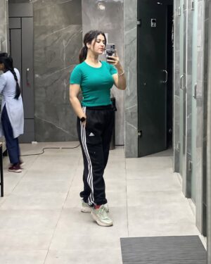Archi Sharma Instagram - Happy new year Dosto 🥰 #curvyarchi
#happynewyear #newyear #photooftheday #curves #curvygurl #curvygirl #fitness #fashion #lifestyle #cool #gym #gymfreak