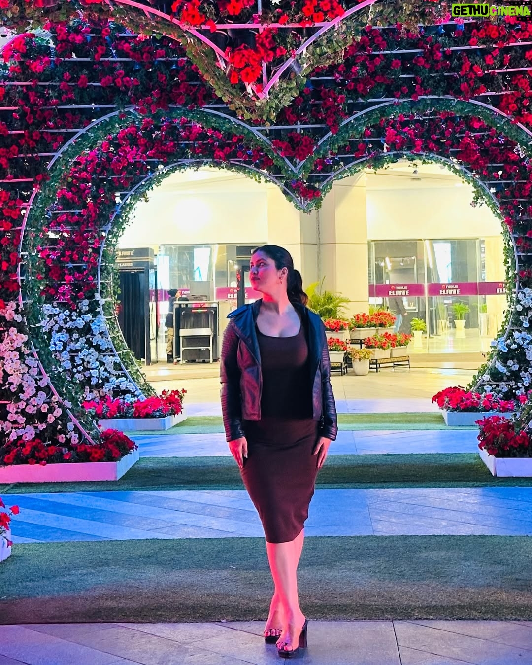 Archi Sharma - 2.5K Likes - Any Gen-z there? Say hello to Millenials 🙋 👀 💭 🤔 #curvyarchi