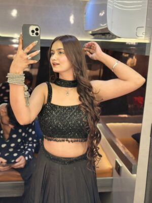 Arohi Khurana Instagram - Mirror selfie leli… ab bas rishta aane baaki hai😎
.
.
.
Lehanga @satrangdelhi
#arohians #explorepage✨ #black #arohikhurana