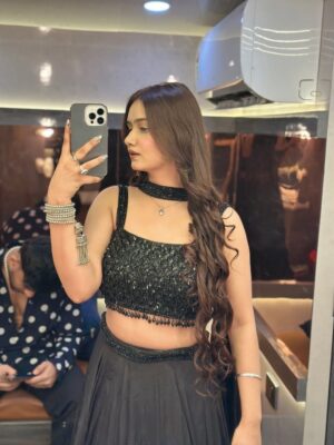 Arohi Khurana Instagram - Mirror selfie leli… ab bas rishta aane baaki hai😎
.
.
.
Lehanga @satrangdelhi
#arohians #explorepage✨ #black #arohikhurana