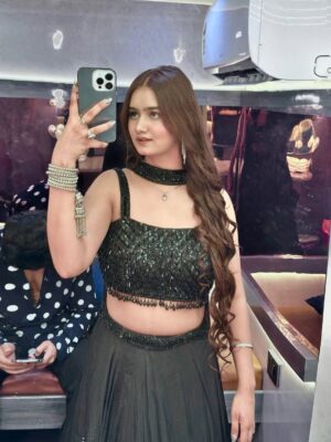 Arohi Khurana Instagram - Mirror selfie leli… ab bas rishta aane baaki hai😎
.
.
.
Lehanga @satrangdelhi
#arohians #explorepage✨ #black #arohikhurana