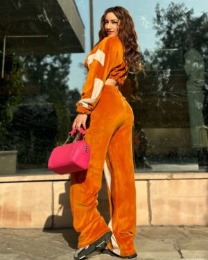 Aroob Khan Instagram - Caught a vibe 🐦🔥
Makeup and hair @passirajan 💕
