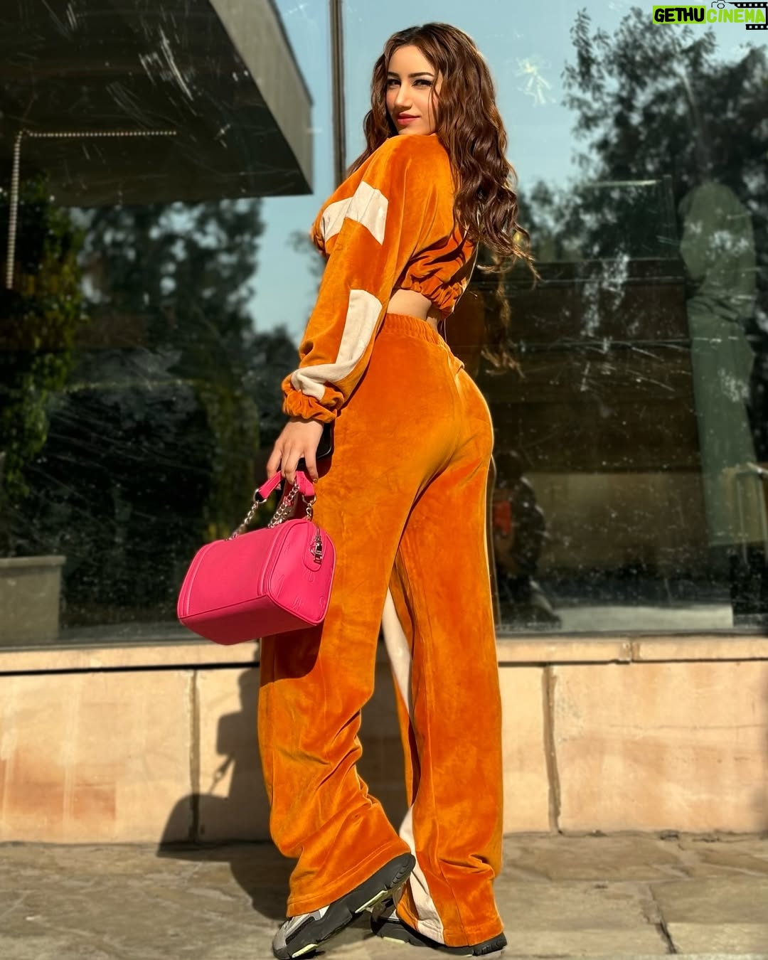 Aroob Khan - 10.8K Likes - Caught a vibe 🐦‍🔥
Makeup and hair @passirajan 💕