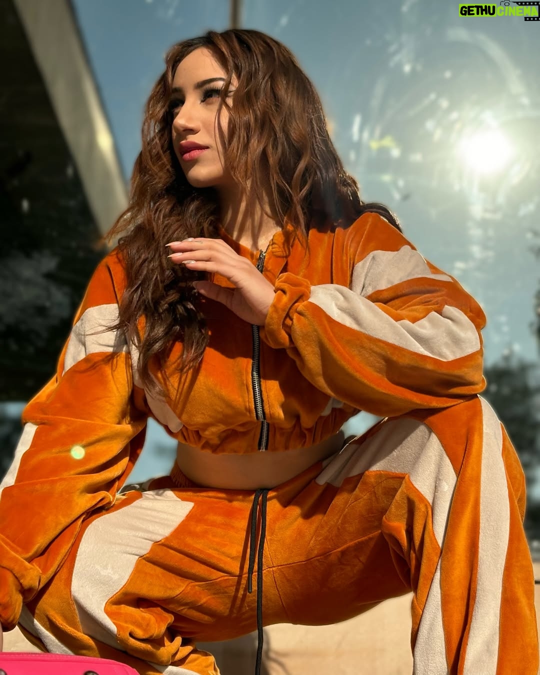 Aroob Khan - 10.8K Likes - Caught a vibe 🐦‍🔥
Makeup and hair @passirajan 💕