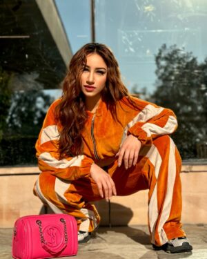 Aroob Khan Instagram - Caught a vibe 🐦🔥
Makeup and hair @passirajan 💕