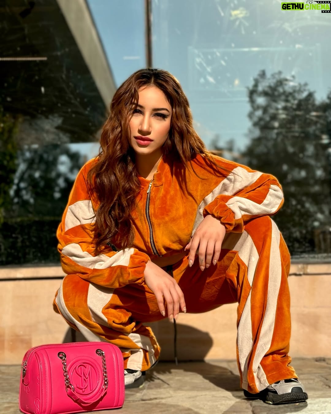 Aroob Khan - 10.8K Likes - Caught a vibe 🐦‍🔥
Makeup and hair @passirajan 💕