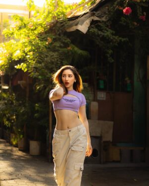 Aroob Khan Instagram - Golden hour glow and main character energy 🔆🪽