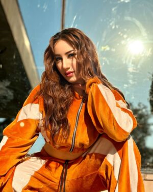 Aroob Khan Instagram - Caught a vibe 🐦🔥
Makeup and hair @passirajan 💕