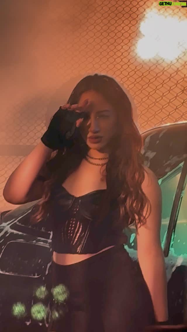 Aroob Khan - 77.4K Likes - Warning: This track might raise your temperature!🔥

#Bukhaar #bts 🌡️❤️‍🔥