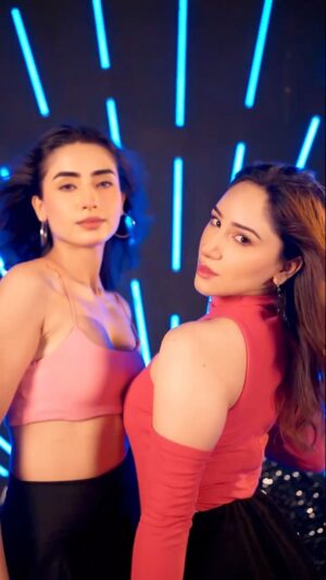 Aroob Khan Instagram - #aroobkhan X #arunabeniwal
Can you handle the heat? ❤️🔥
Let’s see your take on #bukhaar 😍
Make your reels and tag us! 🌡️
#bayanni #playdmf