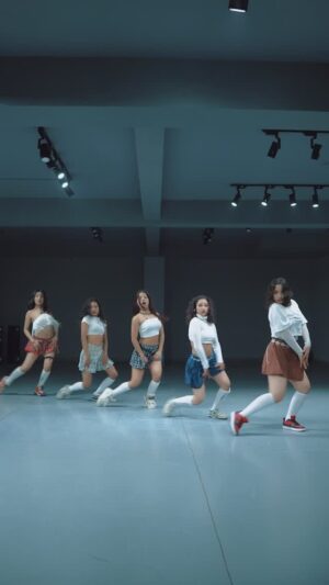Aroob Khan Instagram - We are in absolute love w this track ❤️🧚🏻♀️
by @itsbayanni @_aroobkhan_
Visual by @aksharma330 🙋🏻♀️
Video by @team18productions 🫶🏻
Space @skoolofhiphopp 🫶🏻
Star Cast : @ishika_iamhiphop @_sahiran_ @riya_gang7 @_sachitaaaa
#Bukhaar