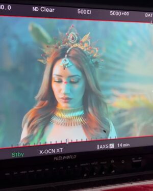 Aroob Khan Instagram - Oh, I totally forgot to tell you guys, #Bukhaar was shot in 4–5 degree weather, and It was FREEZING! 🥶 Just me trying to look all effortless while secretly shivering between takes. Safe to say, the Bukhaar was real!🤒