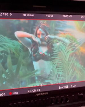 Aroob Khan Instagram - Oh, I totally forgot to tell you guys, #Bukhaar was shot in 4–5 degree weather, and It was FREEZING! 🥶 Just me trying to look all effortless while secretly shivering between takes. Safe to say, the Bukhaar was real!🤒