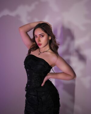 Aroob Khan Instagram - A vision draped in midnight. 🥀
📸- @souravsharmaofficial
#aroobkhan