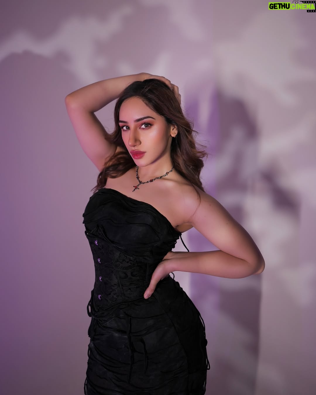 Aroob Khan - 10.6K Likes - A vision draped in midnight. 🥀 

📸- @souravsharmaofficial 
#aroobkhan