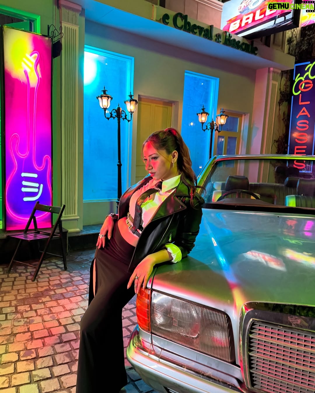 Aroob Khan - 11.3K Likes - Swipe for #bukhaar bts dump 🥰
 
📸- @theharshphotographer 
Makeup- @passirajan 
Styling- @stylingbyvictor @sohail__mughal___ 

#aroobkhan #bayanni #rajatnagpal #trending