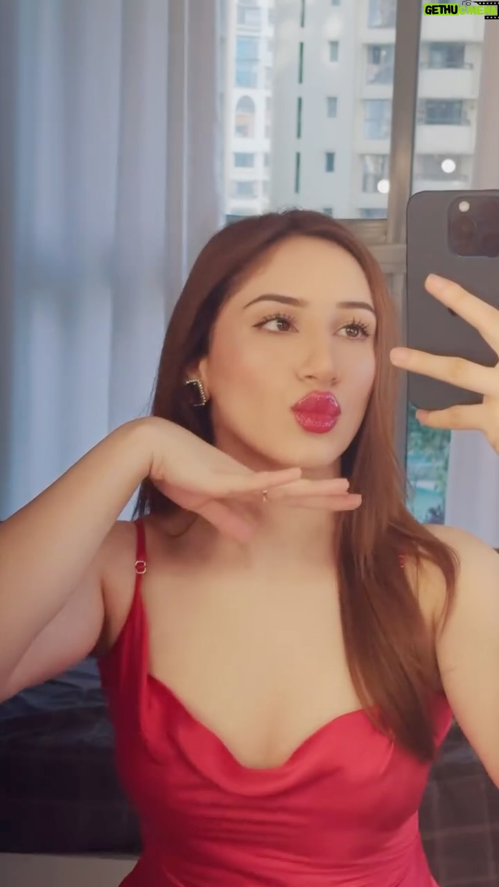 Aroob Khan - 22.8K Likes - GRWM for Valentine’s day 🌹

#aroobkhan #bukhaar #bayanni