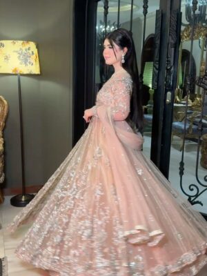 Arooba Batool Instagram - Desi cinderella with her prince @iismohad 🤴👸
Dress : @tabya_official
Makeup : @themakeupstudiobysehrish
#couplegoals #marriedcouple #shadi #weddinglook #wedding #valima #explore #exploremoreً #inlove #husbandandwife #lifepartner #igdaily