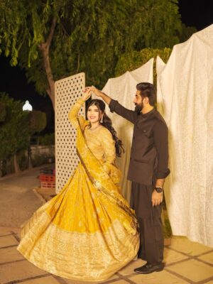 Arooba Batool Instagram - Sangeet night 💛💛💛
Dress : @dastaanbyek
Makeup : @717.salon
#sangeet #mehendi #sangeetnight #explore #explorepage #shadi #mehendilook #igdaily