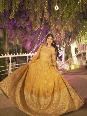 Arooba Batool Instagram - Sangeet night 💛💛💛
Dress : @dastaanbyek
Makeup : @717.salon
#sangeet #mehendi #sangeetnight #explore #explorepage #shadi #mehendilook #igdaily