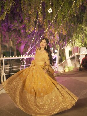 Arooba Batool Instagram - Sangeet night 💛💛💛
Dress : @dastaanbyek
Makeup : @717.salon
#sangeet #mehendi #sangeetnight #explore #explorepage #shadi #mehendilook #igdaily
