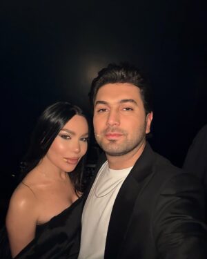 Arpi Gabrielyan Instagram - «Ֆուլ Հաուս» 🤍
մեր կյանքի կարևորագույն նախագիծը )))
Այնքան էինք կարոտել …
Մեր հոբելյանական ներկայացումը անցավ հրաշալի 🫠
Սիրում ենք Ձեզ , մեր շատ սիրելի «ֆուլ հաուսի» հանդիսատես ❤️🫂
Կհանդիպենք մայիսի 10-ին ու 18-ին 😍
