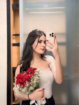 Arshiya Makkar Instagram - 10/10, in my own world, living & loving🌹
#instagram #post #bouquet #trending