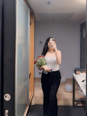 Arshiya Makkar Instagram - 10/10, in my own world, living & loving🌹
#instagram #post #bouquet #trending