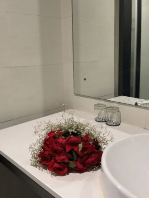 Arshiya Makkar Instagram - 10/10, in my own world, living & loving🌹
#instagram #post #bouquet #trending