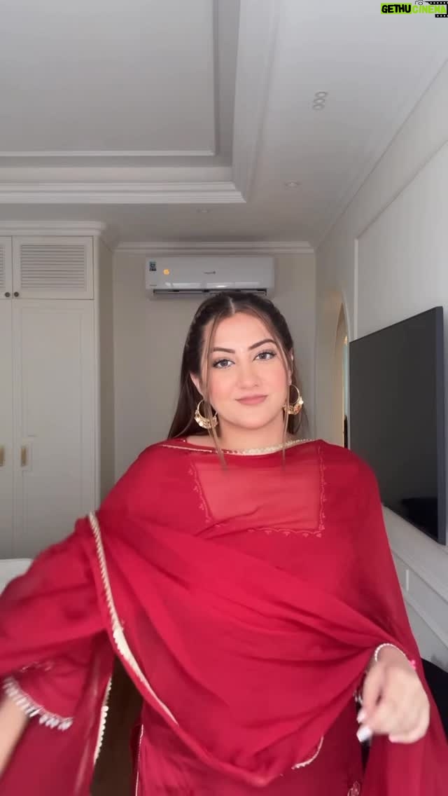 Arshreet Kaur - 109.9K Likes - Suit lena oh mundeya😁