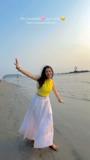 Arti Chaudhary Instagram - YESS G ♥️Just smile g have a blessed day 🍀VLOG 🔜
@artichaudhary1056 🕊️..
.
Beautiful skirt from 🌼@littlebox.india
.
Soon vlog are coming #kerela #kerelatourism #artichaudhary1056 #reelkarofeelkaro #explore #trending #beach #explore #uk #dancevideo