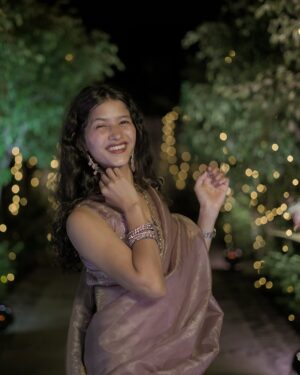 Arti Chaudhary Instagram - App bhii * MUSKURAO 😊g….
@artichaudhary1056 🕊️..
.
.
BEAUTIFUL SARE FROM @antiquefashion.net_ 🫶 ..
.
credits 📸 :- @cupidlovestories
.
.
#artichaudhary1056 #artians #sare #traditional #love #sareelove #girl #outfit #viralpost #sadi #post #explore #instalike 🫶#uk #nepal #assam #uk07 #weddingvibes 🫶