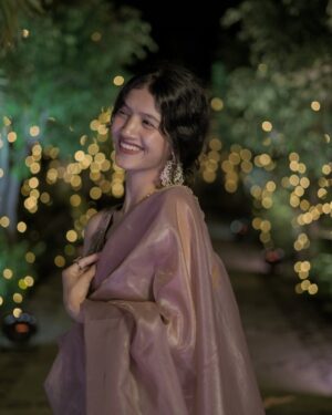 Arti Chaudhary Instagram - App bhii * MUSKURAO 😊g….
@artichaudhary1056 🕊️..
.
.
BEAUTIFUL SARE FROM @antiquefashion.net_ 🫶 ..
.
credits 📸 :- @cupidlovestories
.
.
#artichaudhary1056 #artians #sare #traditional #love #sareelove #girl #outfit #viralpost #sadi #post #explore #instalike 🫶#uk #nepal #assam #uk07 #weddingvibes 🫶