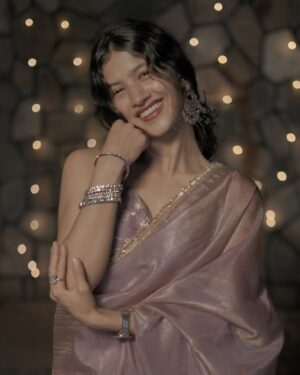 Arti Chaudhary Instagram - App bhii * MUSKURAO 😊g….
@artichaudhary1056 🕊️..
.
.
BEAUTIFUL SARE FROM @antiquefashion.net_ 🫶 ..
.
credits 📸 :- @cupidlovestories
.
.
#artichaudhary1056 #artians #sare #traditional #love #sareelove #girl #outfit #viralpost #sadi #post #explore #instalike 🫶#uk #nepal #assam #uk07 #weddingvibes 🫶