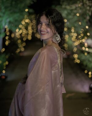 Arti Chaudhary Instagram - App bhii * MUSKURAO 😊g….
@artichaudhary1056 🕊️..
.
.
BEAUTIFUL SARE FROM @antiquefashion.net_ 🫶 ..
.
credits 📸 :- @cupidlovestories
.
.
#artichaudhary1056 #artians #sare #traditional #love #sareelove #girl #outfit #viralpost #sadi #post #explore #instalike 🫶#uk #nepal #assam #uk07 #weddingvibes 🫶