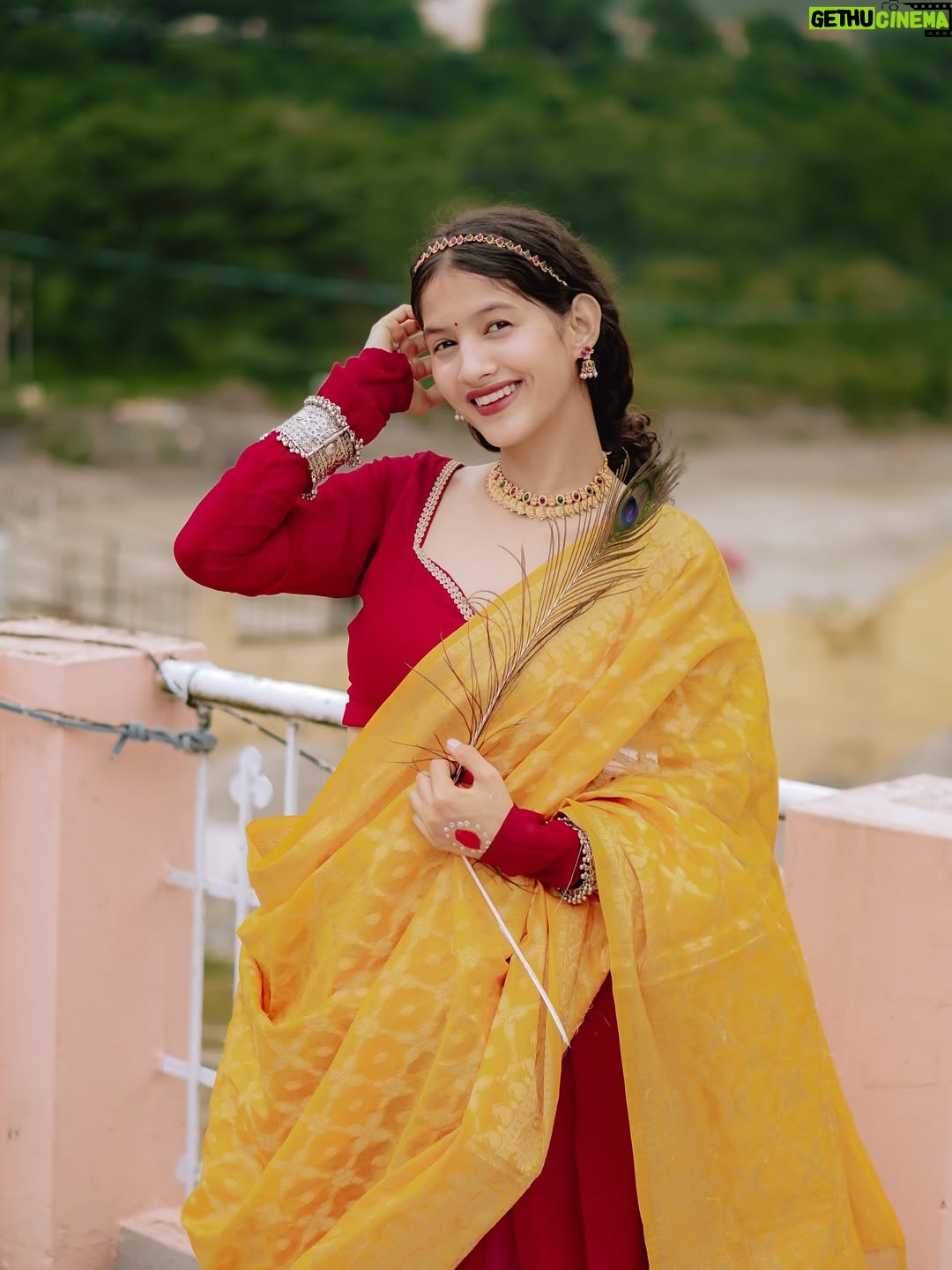 Arti Chaudhary - 103.3K Likes - HEY SMILE 😊 U LOOK BEAUTIFUL 💯🫶..
@artichaudhary1056 🕊️..
.
.
.
🎨 @edittbyjai 
.
.
.
.
#artichaudhary1056 #artians #radhakrishn #radharani #look #traditional #outfitoftheday #explore #viralpost #janmastami #special #girl #outfitoftheday #explore #photooftheday 🫶