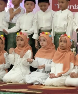 Aryani Fitriana Instagram - Khataman & Tasyakuran @aleiastridromeesa hari ini..
Alhamdulillah anak gadis mama mau masuk SD tahun ini. Love you sayangku 🤍
#aryanifitriana #aleiaastridromeesahaub