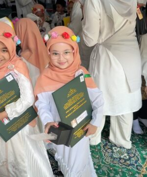 Aryani Fitriana Instagram - Khataman & Tasyakuran @aleiastridromeesa hari ini..
Alhamdulillah anak gadis mama mau masuk SD tahun ini. Love you sayangku 🤍
#aryanifitriana #aleiaastridromeesahaub
