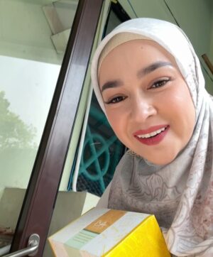 Aryani Fitriana Instagram - Khataman & Tasyakuran @aleiastridromeesa hari ini..
Alhamdulillah anak gadis mama mau masuk SD tahun ini. Love you sayangku 🤍
#aryanifitriana #aleiaastridromeesahaub