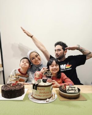 Aryani Fitriana Instagram - Happy birthday to me!
Pulang dari medan lgsg di surprisin byk cake š
Makasii cintaku @donnymichael sayang2nya mama @alemiscozerounhaub @aleiastridromeesa š¤
Klo ngeslide jgn kaget yaa.. anaknya mah keren, emak bapaknya absurd š
#aryanifitriana