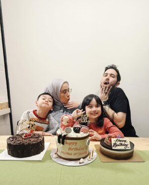 Aryani Fitriana Instagram - Happy birthday to me! 
Pulang dari medan lgsg di surprisin byk cake 😍
Makasii cintaku @donnymichael sayang2nya mama @alemiscozerounhaub @aleiastridromeesa 🤍

Klo ngeslide jgn kaget yaa.. anaknya mah keren, emak bapaknya absurd 😂
#aryanifitriana
