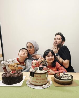 Aryani Fitriana Instagram - Happy birthday to me! 
Pulang dari medan lgsg di surprisin byk cake 😍
Makasii cintaku @donnymichael sayang2nya mama @alemiscozerounhaub @aleiastridromeesa 🤍

Klo ngeslide jgn kaget yaa.. anaknya mah keren, emak bapaknya absurd 😂
#aryanifitriana