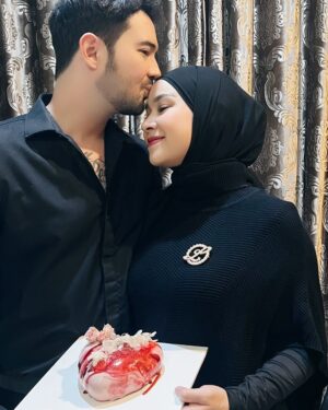 Aryani Fitriana Instagram - Alhamdulillah hari ini dinner berempat ngerayain anniversary pernikahan ke 9thn.. 
‘Till the end of time ya bie @donnymichael , semoga Allah SWT jaga 🤍✨ 
#16januari #ryandomack #aryanifitriana