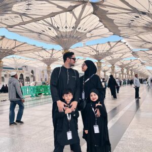 Aryani Fitriana Instagram - Recap tahun 2024 :

1. 16 januari anniversary yg ke 8 thn
2. Alhamdulillah bisa umroh bareng keluarga 🤲🏻
3. Ade satu2nya nikah 
4. Udah mulai catwalk2 lagi, thanks to @lbylcb 🫶🏻
5. Isco ultah & leia ultah
6. Pulkam ke bali lagi hehe (ritual setiap tahun)
7. Aku ultahh yg ke…. 😁
8. Udah sering foto couple @donnymichael 
9. Photoshoot band @dombandofficial band barunya @donnymichael 
10. Shooting film pertama “Gaza” (Hayya 3)
11. Punya kucinggg namanya Muezza 😍
12. Papa @donnymichael ultah 
13. Catwalk2 & photoshoot2 (thx to semua brand yg udah invite akuu, maaf ga bisa disebutin satu2 🤍)
14. Ikut tournament badminton untuk pertama kalinyaa
15. Dan alhamdulillah di thn ini udah bbrp kali photoshoot couple teruss.. 

Alhamdulillah ya Allah aku dan keluarga kecilku bisa melewati semuanya di thn ini. Semoga di tahun 2025 bisa lebih baik lagi dan semua doa yg baik2 terkabulkan, Aamiin Allahumma Aamiin 🤲🏻

Selamat tinggal 2024, selamat datang 2025.. insya Allah kami siap menjalaninya 🤍✨
