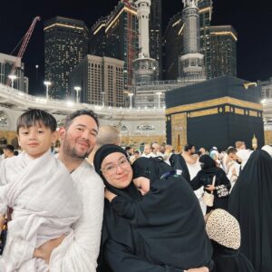 Aryani Fitriana Instagram - Recap tahun 2024 :

1. 16 januari anniversary yg ke 8 thn
2. Alhamdulillah bisa umroh bareng keluarga 🤲🏻
3. Ade satu2nya nikah 
4. Udah mulai catwalk2 lagi, thanks to @lbylcb 🫶🏻
5. Isco ultah & leia ultah
6. Pulkam ke bali lagi hehe (ritual setiap tahun)
7. Aku ultahh yg ke…. 😁
8. Udah sering foto couple @donnymichael 
9. Photoshoot band @dombandofficial band barunya @donnymichael 
10. Shooting film pertama “Gaza” (Hayya 3)
11. Punya kucinggg namanya Muezza 😍
12. Papa @donnymichael ultah 
13. Catwalk2 & photoshoot2 (thx to semua brand yg udah invite akuu, maaf ga bisa disebutin satu2 🤍)
14. Ikut tournament badminton untuk pertama kalinyaa
15. Dan alhamdulillah di thn ini udah bbrp kali photoshoot couple teruss.. 

Alhamdulillah ya Allah aku dan keluarga kecilku bisa melewati semuanya di thn ini. Semoga di tahun 2025 bisa lebih baik lagi dan semua doa yg baik2 terkabulkan, Aamiin Allahumma Aamiin 🤲🏻

Selamat tinggal 2024, selamat datang 2025.. insya Allah kami siap menjalaninya 🤍✨