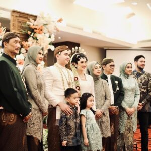 Aryani Fitriana Instagram - Recap tahun 2024 :

1. 16 januari anniversary yg ke 8 thn
2. Alhamdulillah bisa umroh bareng keluarga 🤲🏻
3. Ade satu2nya nikah 
4. Udah mulai catwalk2 lagi, thanks to @lbylcb 🫶🏻
5. Isco ultah & leia ultah
6. Pulkam ke bali lagi hehe (ritual setiap tahun)
7. Aku ultahh yg ke…. 😁
8. Udah sering foto couple @donnymichael 
9. Photoshoot band @dombandofficial band barunya @donnymichael 
10. Shooting film pertama “Gaza” (Hayya 3)
11. Punya kucinggg namanya Muezza 😍
12. Papa @donnymichael ultah 
13. Catwalk2 & photoshoot2 (thx to semua brand yg udah invite akuu, maaf ga bisa disebutin satu2 🤍)
14. Ikut tournament badminton untuk pertama kalinyaa
15. Dan alhamdulillah di thn ini udah bbrp kali photoshoot couple teruss.. 

Alhamdulillah ya Allah aku dan keluarga kecilku bisa melewati semuanya di thn ini. Semoga di tahun 2025 bisa lebih baik lagi dan semua doa yg baik2 terkabulkan, Aamiin Allahumma Aamiin 🤲🏻

Selamat tinggal 2024, selamat datang 2025.. insya Allah kami siap menjalaninya 🤍✨