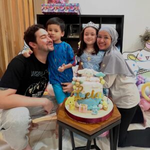 Aryani Fitriana Instagram - Recap tahun 2024 :

1. 16 januari anniversary yg ke 8 thn
2. Alhamdulillah bisa umroh bareng keluarga 🤲🏻
3. Ade satu2nya nikah 
4. Udah mulai catwalk2 lagi, thanks to @lbylcb 🫶🏻
5. Isco ultah & leia ultah
6. Pulkam ke bali lagi hehe (ritual setiap tahun)
7. Aku ultahh yg ke…. 😁
8. Udah sering foto couple @donnymichael 
9. Photoshoot band @dombandofficial band barunya @donnymichael 
10. Shooting film pertama “Gaza” (Hayya 3)
11. Punya kucinggg namanya Muezza 😍
12. Papa @donnymichael ultah 
13. Catwalk2 & photoshoot2 (thx to semua brand yg udah invite akuu, maaf ga bisa disebutin satu2 🤍)
14. Ikut tournament badminton untuk pertama kalinyaa
15. Dan alhamdulillah di thn ini udah bbrp kali photoshoot couple teruss.. 

Alhamdulillah ya Allah aku dan keluarga kecilku bisa melewati semuanya di thn ini. Semoga di tahun 2025 bisa lebih baik lagi dan semua doa yg baik2 terkabulkan, Aamiin Allahumma Aamiin 🤲🏻

Selamat tinggal 2024, selamat datang 2025.. insya Allah kami siap menjalaninya 🤍✨