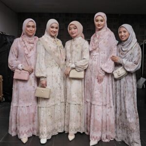 Aryani Fitriana Instagram - Recap tahun 2024 :

1. 16 januari anniversary yg ke 8 thn
2. Alhamdulillah bisa umroh bareng keluarga 🤲🏻
3. Ade satu2nya nikah 
4. Udah mulai catwalk2 lagi, thanks to @lbylcb 🫶🏻
5. Isco ultah & leia ultah
6. Pulkam ke bali lagi hehe (ritual setiap tahun)
7. Aku ultahh yg ke…. 😁
8. Udah sering foto couple @donnymichael 
9. Photoshoot band @dombandofficial band barunya @donnymichael 
10. Shooting film pertama “Gaza” (Hayya 3)
11. Punya kucinggg namanya Muezza 😍
12. Papa @donnymichael ultah 
13. Catwalk2 & photoshoot2 (thx to semua brand yg udah invite akuu, maaf ga bisa disebutin satu2 🤍)
14. Ikut tournament badminton untuk pertama kalinyaa
15. Dan alhamdulillah di thn ini udah bbrp kali photoshoot couple teruss.. 

Alhamdulillah ya Allah aku dan keluarga kecilku bisa melewati semuanya di thn ini. Semoga di tahun 2025 bisa lebih baik lagi dan semua doa yg baik2 terkabulkan, Aamiin Allahumma Aamiin 🤲🏻

Selamat tinggal 2024, selamat datang 2025.. insya Allah kami siap menjalaninya 🤍✨